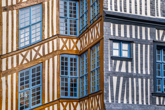 Une fa&ccedil;ade d'immeuble typique de Normandie avec des colombages