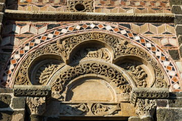 Détails sculptés du portail d’entrée de l’Église Saint-Michel d’Aiguilhe, près du...