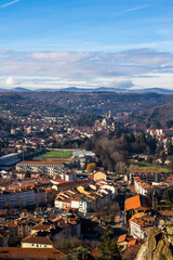 Panorama sur l’ouest de la ville et le Sanctuaire de Saint-Joseph-de-Bon-Espoir depuis le Rocher Corneille au Puy-en-Velay en Auvergne