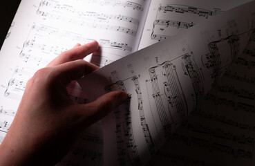 Turning sheet music page
