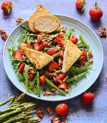 Asparagus, strawberries and halloumi salad - Sałatka ze szparagami, truskawkami i halloumi - obrazy, fototapety, plakaty