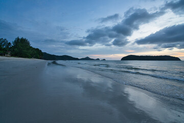 Obraz premium sunset at the beach in langkawi