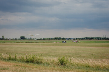 Fototapeta na wymiar Segelflugzeug landet auf einem Segelflugplatz in den Niederlanden