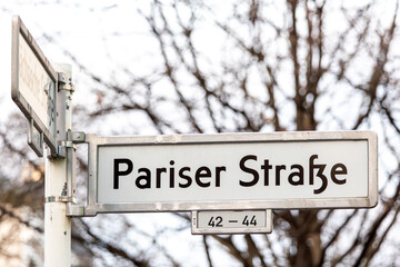 Straßenschild der Pariser Straße im Berliner Bezirk Wilmersdorf - obrazy, fototapety, plakaty