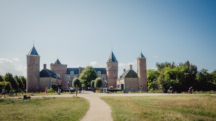 Kasteel (Burg) Westhove - Bikepacking Touristen fahren an der Burg entlang, Domburg, Zeeland, Niederlande