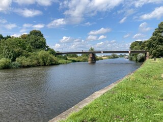 Fototapeta na wymiar Fluss Aller in Verden mit Brücke in Niedersachsen