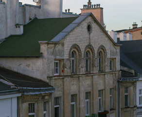 Dachy warszawskich kamienic i nowoczesna architektura w tle. © Wojciech