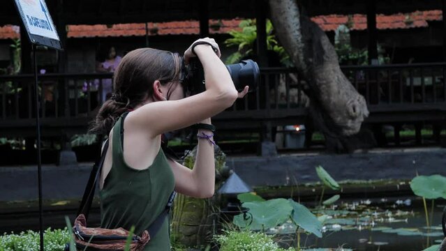Hd slow motion footage of tourist woman photographing in the street of Ubud, Bali, Indonesia.
Mid angle, parallax movement.