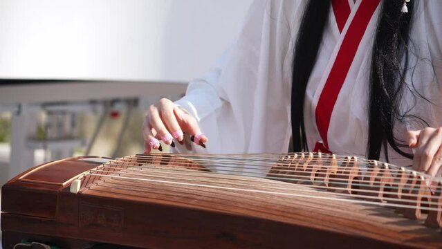 playing the guzheng