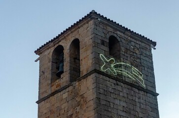 campanario adornado con decoracion navide&ntilde;a