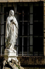 estatua de una virgen el el patio de un convento