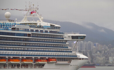 Kreuzfahrtschiff Grand Princess geht auf Alaska-Kreuzfahrt von Vancouver, Kanada - Modern Princess cruiseship cruise ship liner in Vancouver for Alaska cruising	