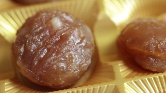 marrons glac&eacute;s, en gros plan, dans leur boite