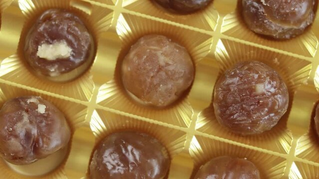 marrons glac&eacute;s, en gros plan, dans leur boite