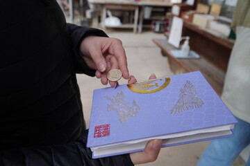 książka goshuin japońska do zbierania pieczątek i moneta yen