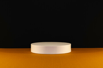 Arrière plan noir sur un support doré avec un podium vide pour des produits avec un rendu 3 D. Plate-forme vide avec podium pour cosmétique, bijoux, maquette ou autres objets.	