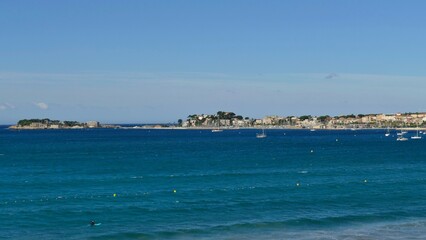 Obraz premium L’ile de Bendor en face de la ville de Bandol