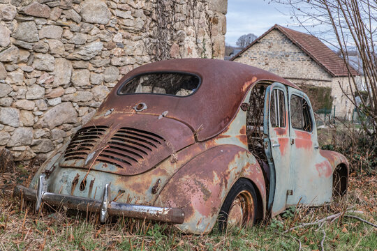 Chanteix (Corr&egrave;ze, Limousin, Nouvelle aquitaine, France, Europe) - V&eacute;hicule ancien abandonn&eacute; transform&eacute; en &eacute;pave et enti&egrave;rement rouill&eacute;
