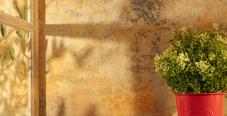 Mur en vieux crépi d'une cuisine dans une maison Provençale avec les rayons du soleil. Ombre de...