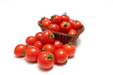 白背景の籠に入れたミニトマト
