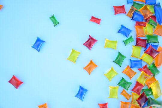 golosinas con fondo celeste