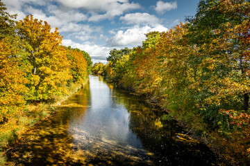Fototapeta na wymiar Flusslauf im Herbst