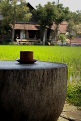 Obraz premium Cup of coffee on table outdoor relaxing on morning light.