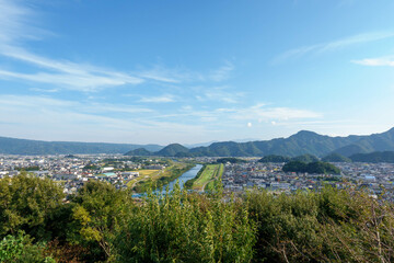 Fototapeta na wymiar 展望台から見る青空と川と町