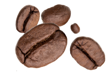 Granos de café tostados voladores aislados en un recorte sin fondo. Fondo de comida.