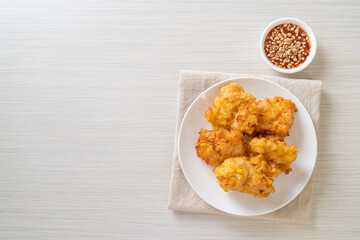 fried corn with sauce