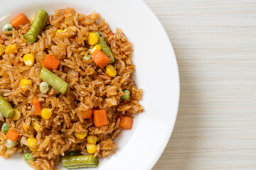 fried rice with green peas, carrot and corn