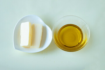 ヘルシーな不飽和脂肪酸のオリーブオイルとよくない油、飽和脂肪酸のバター