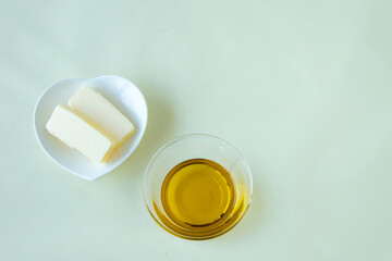 ヘルシーな不飽和脂肪酸のオリーブオイルとよくない油、飽和脂肪酸のバター
