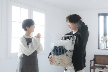 夫を褒めて上手に仲良く家事をする妻