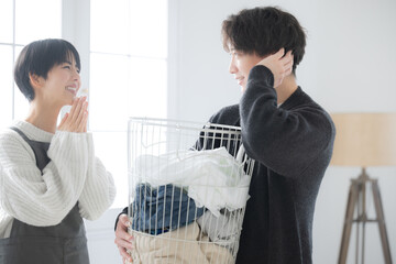 夫を褒めて上手に仲良く家事をする妻