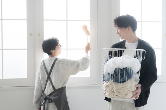 家事を一緒にする夫婦やカップルの上半身