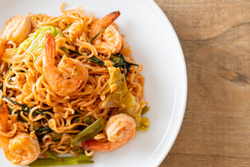 Stir-fried instant noodles sukiyaki with shrimps