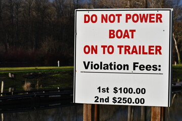 DO NOT POWER BOAT ON TO TRAILER, violation fee sign.