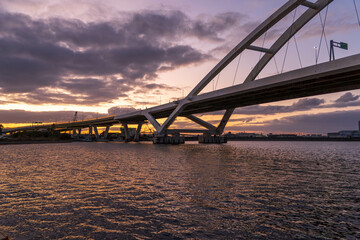 海にかかる夕暮れ時の橋