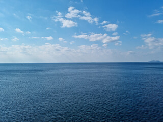 Obraz premium Blue sky and blue sea scenery.