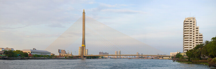 Obraz premium Panorama of royal Rama VIII Bridge in the early evening. Bangkok, Thailand