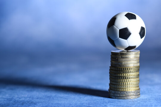 Argent euro finances financier banque euro monnaie football ballon coupe 