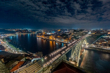 Veduta notturna della città di Porto in Portogallo - 701623137