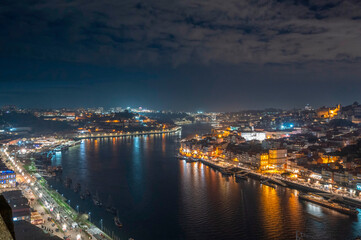 Veduta notturna della città di Porto in Portogallo