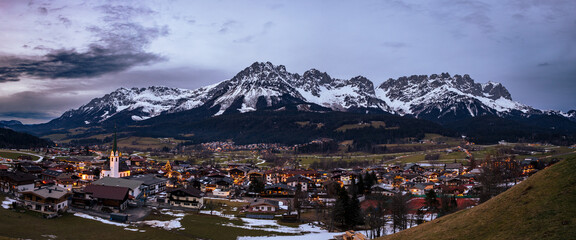 Ellmau in Tirol Österreich nach Sonnenuntergang. Der wilde Kaiser im Hintergrund - obrazy, fototapety, plakaty