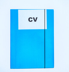 Niebieska teczka z napisem cv curriculum vitae na jasnym tle - obrazy, fototapety, plakaty