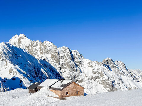Austria, Tyrol, Secluded hut at summit of Hafelekarspitze