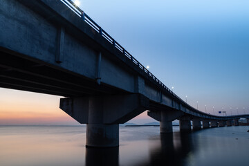夜明け前の海と橋