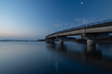 Fototapeta na wymiar 夜明け前の海と橋