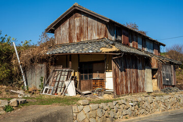 日本の岡山県瀬戸内市の前島の古くてとても美しい建物 © 仁 藤原